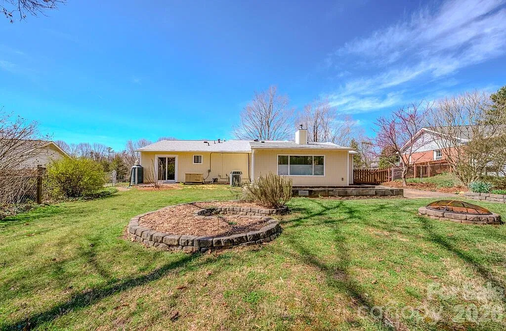 3 bed, 1176 sqft, $1,500 — Photo 2