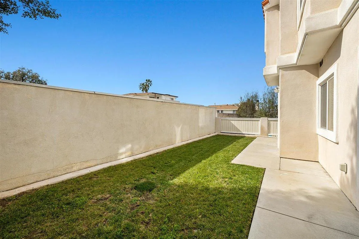 413 N Elena Ave — Photo 2
