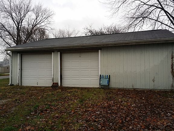 Huge 3 car garage