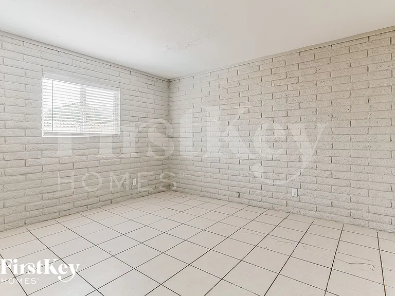 1619 E Campus Dr — Photo 4