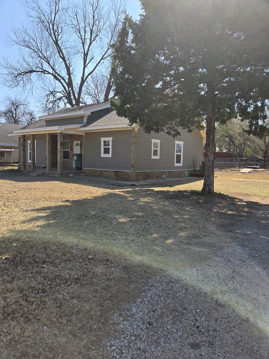 Vinyl siding - 418 Magnolia St