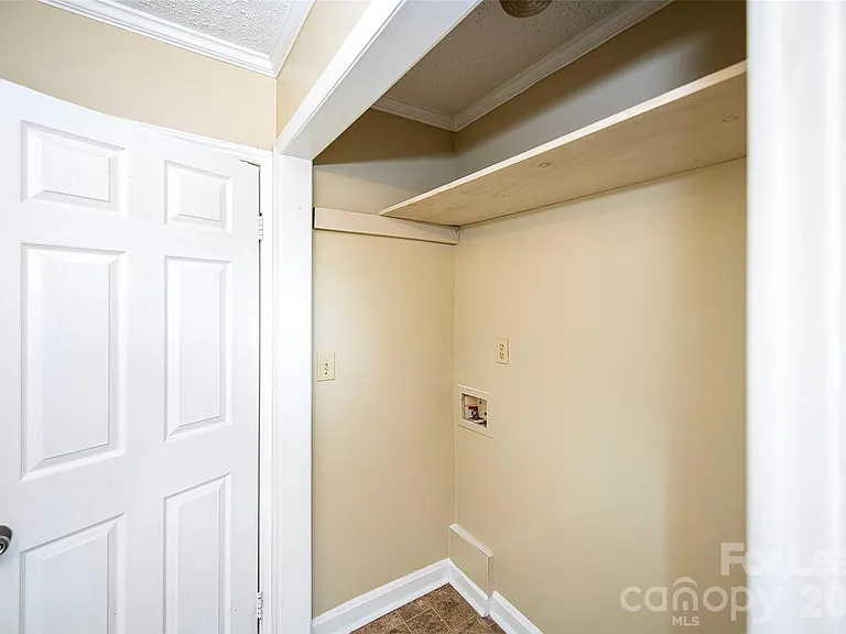 2711 Springbrook Cir — Photo 7