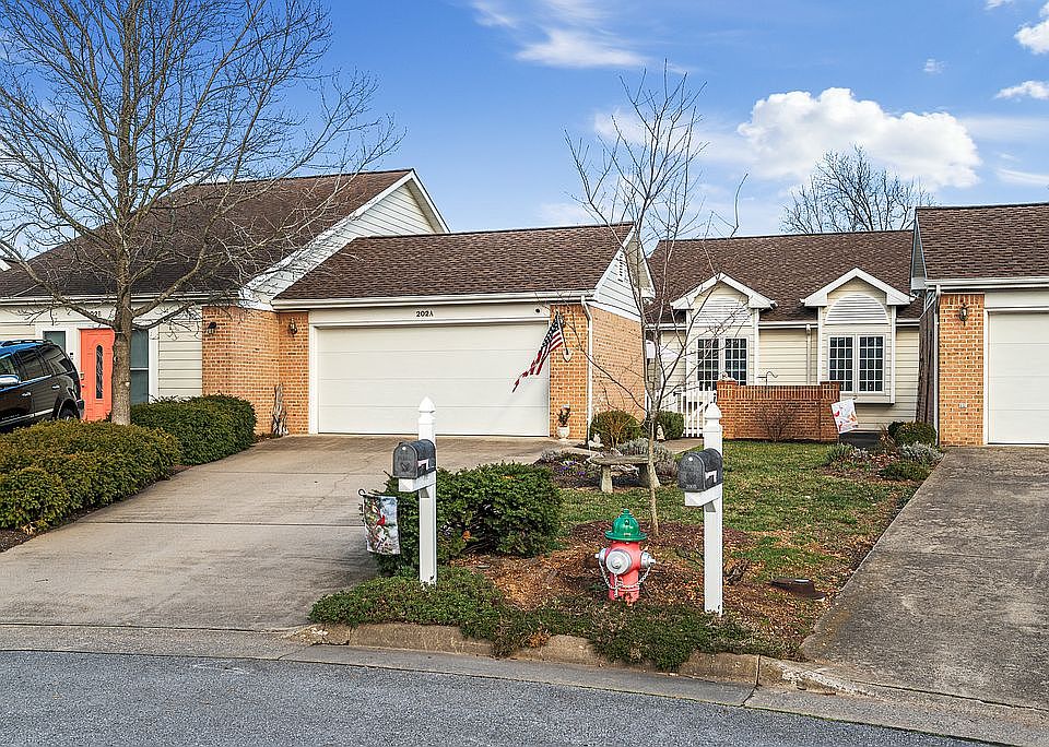 1st image of 202A Southridge Ct