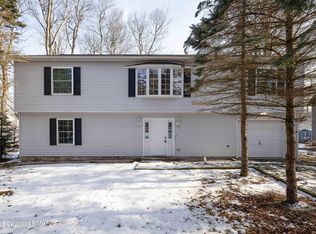 6221 Park Pl, Tobyhanna, PA 18466