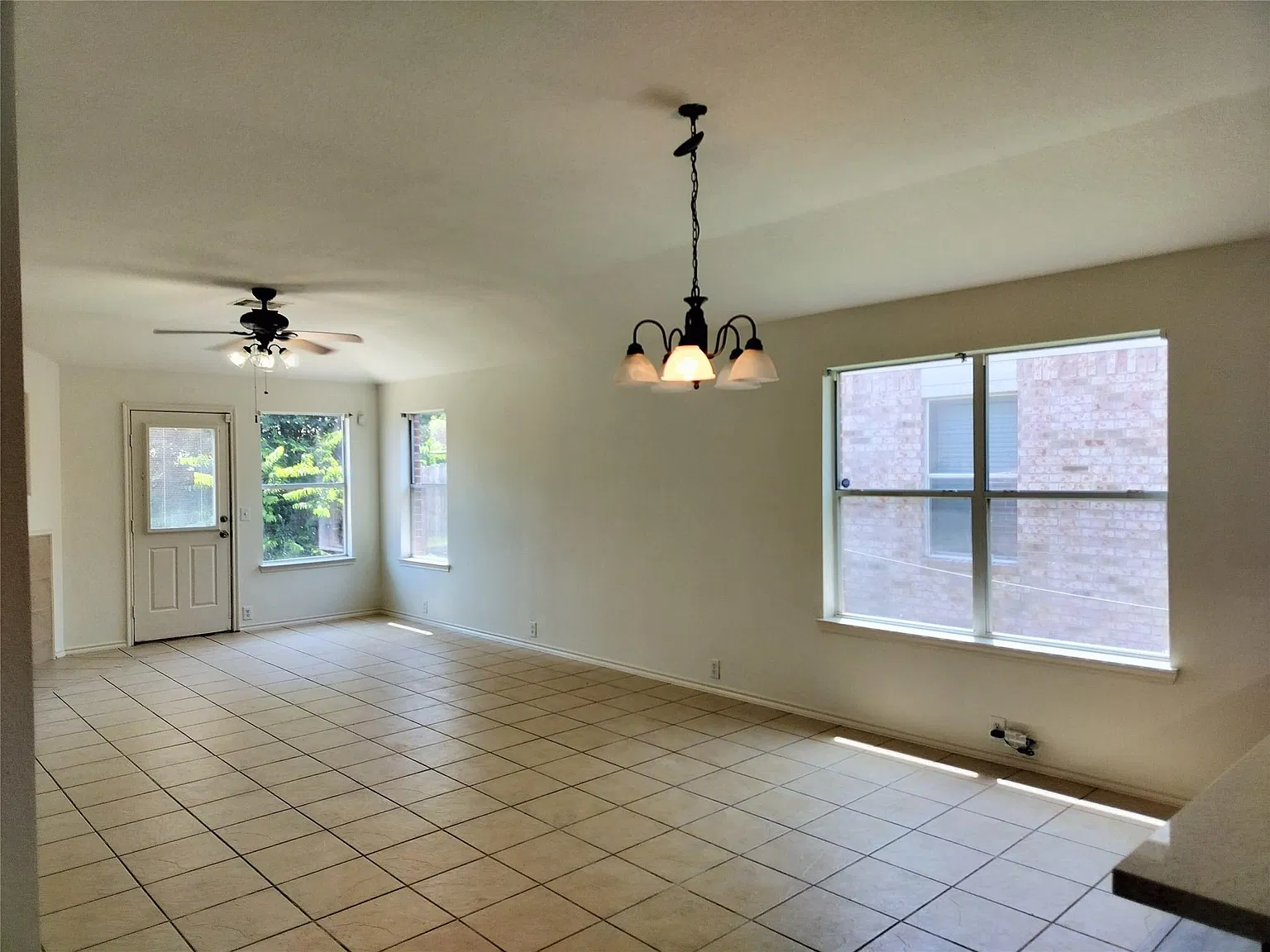 3 bed, 2.0 bath, 1504 sqft, $2,100 — Photo 4