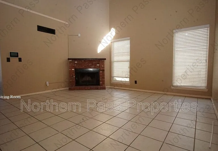 637 Woodcrest Ln — Photo 2