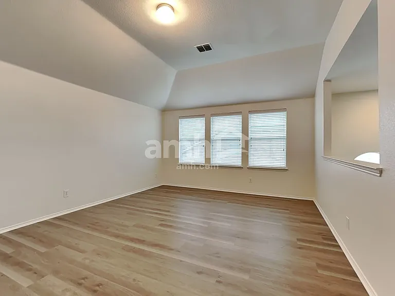 1003 San Antonio Dr — Photo 10