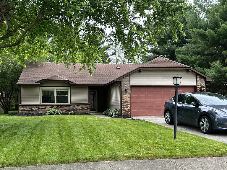 1121 N Briarwood Dr — Photo 1