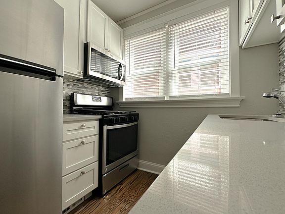3rd image of 1029 Art Hill Pl #A