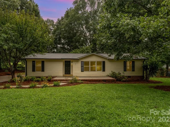 155 Springdale Acres Dr, Mooresville, NC 28115