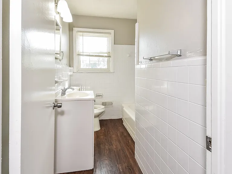 1587_029_bathroom_12984418.jpg