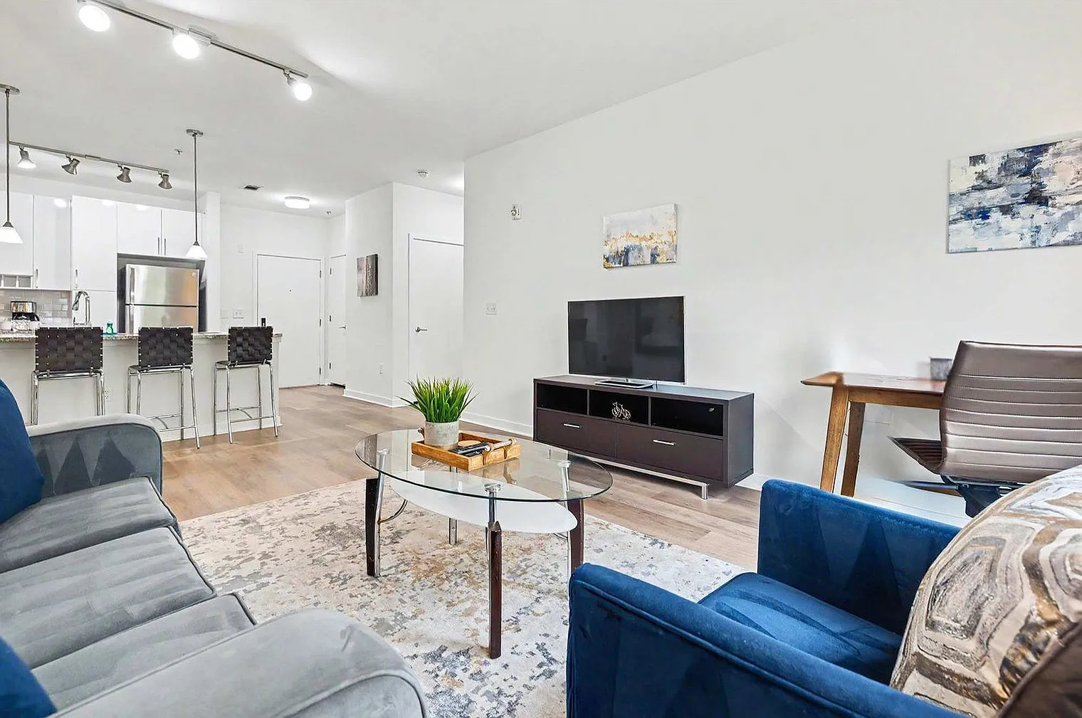 2 bed, 2.0 bath, 1044 sqft, $7,492 — Photo 3