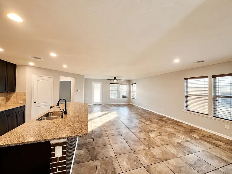 6718 Madison Heights Ct — Photo 4
