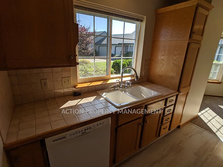 882 N Oxford Way — Photo 7