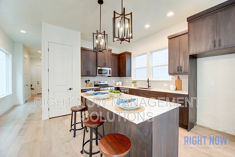 4 bed, 3.0 bath, 1810 sqft, $2,900 — Photo 2
