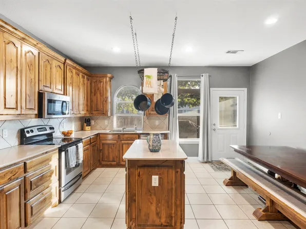 10537 Fossil Hill Dr, Fort Worth, TX 76131
