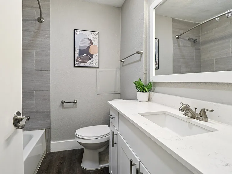 The Ashley at Bluffview Apartments — Photo 35