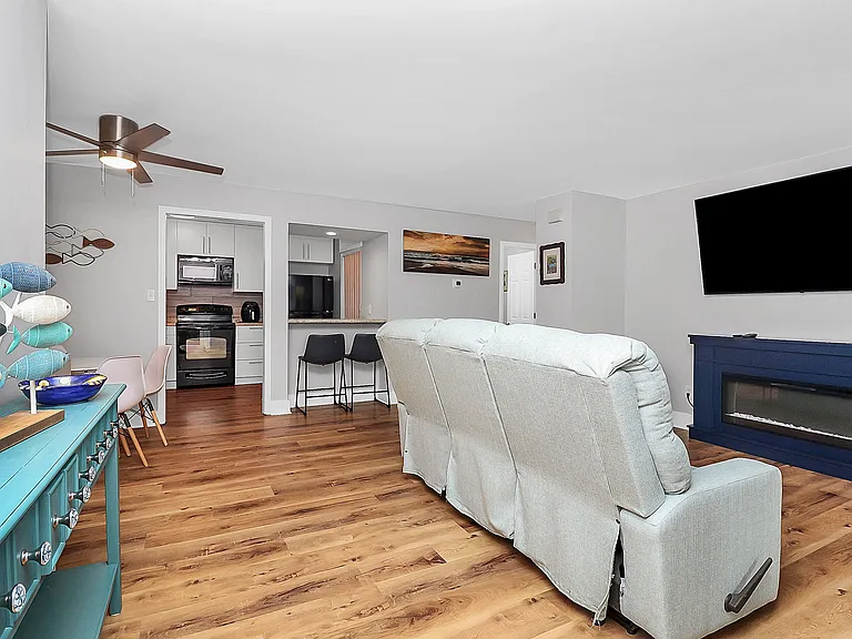 1001 Churchill Downs Ct #J — Photo 16