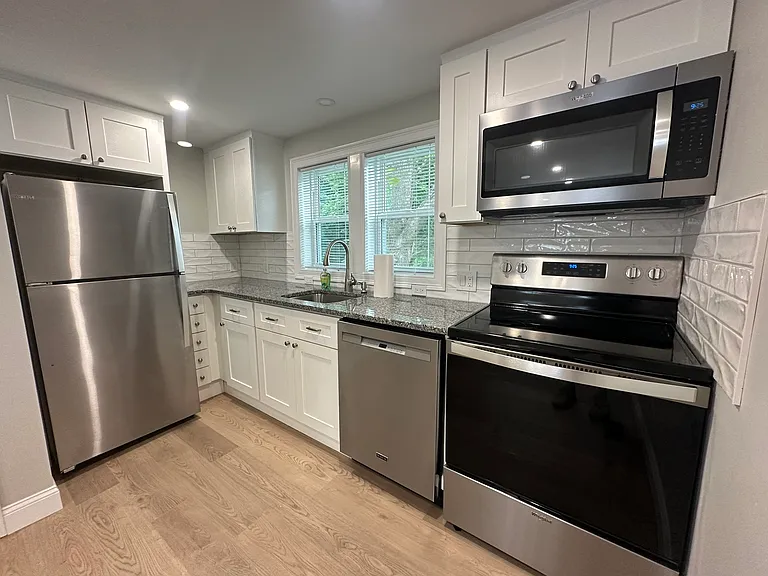26 Grove St #B — Photo 8