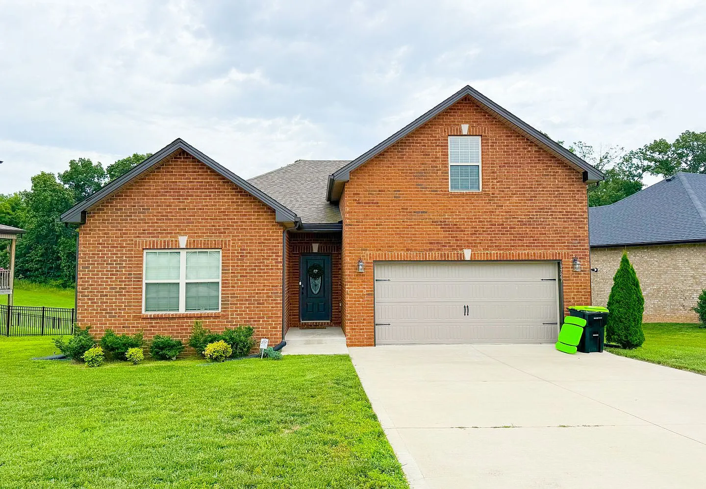 3 Bedroom 2 Bathroom Home — Photo 1