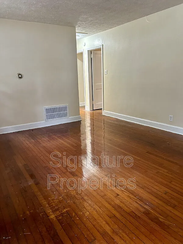 3 bed, 1.0 bath, 1020 sqft, $900 — Photo 2