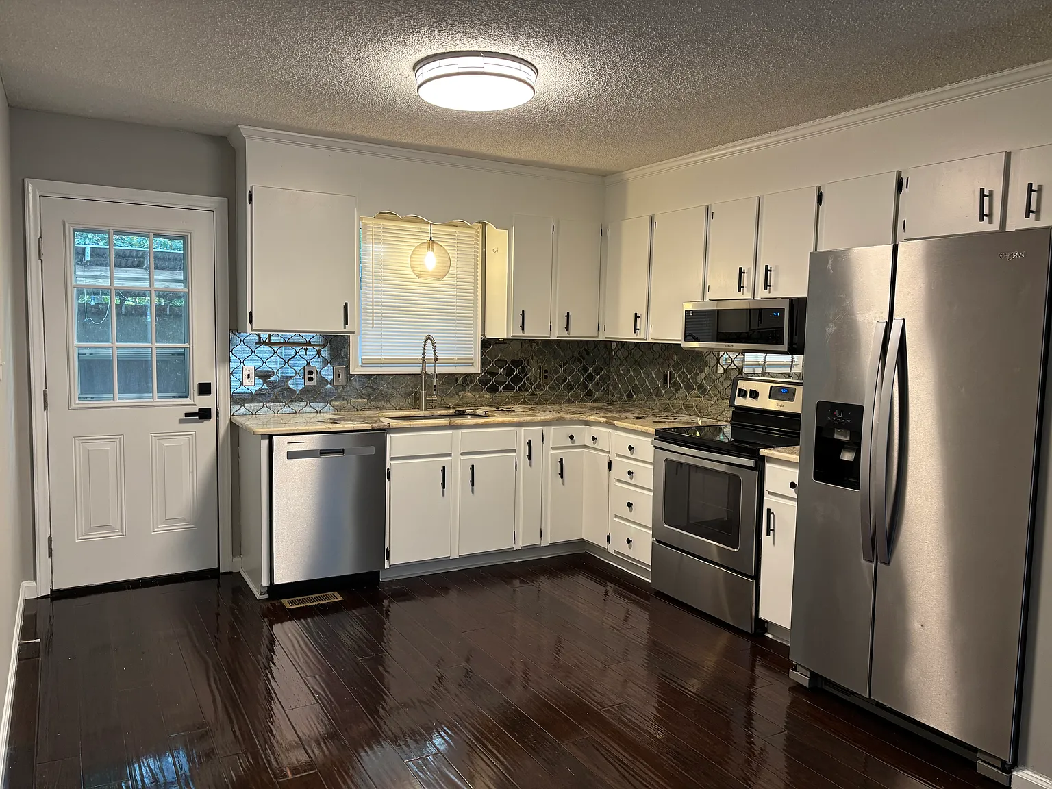 3 bed, 1152 sqft, $1,750 — Photo 2