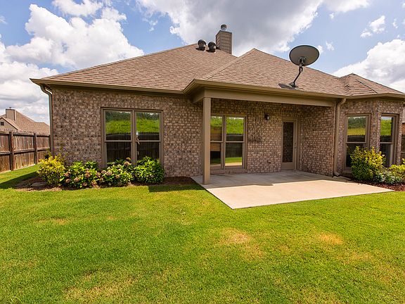 Flat and fenced yard w/covered patio
