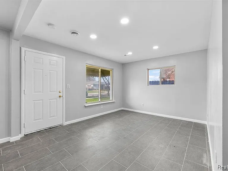 2552 Emogene St — Photo 23
