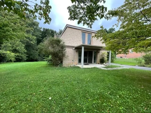 100 Woodland Dr, Peterstown, WV 24963
