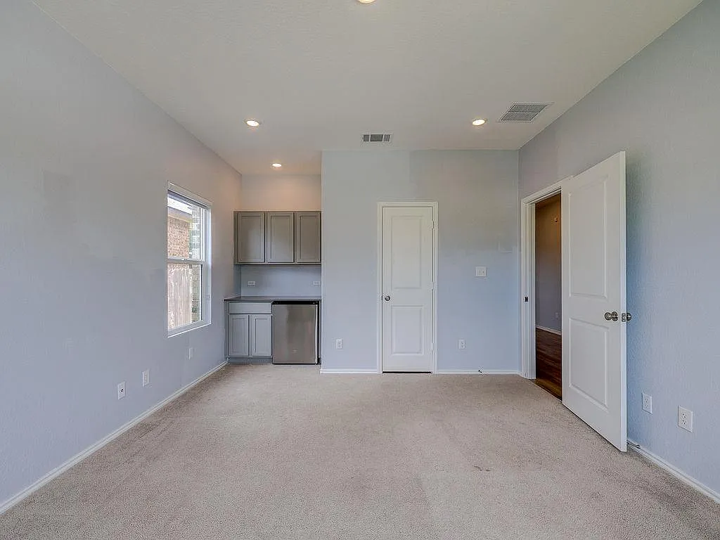 5 bed, 4.0 bath, 3033 sqft, $2,600 — Photo 4