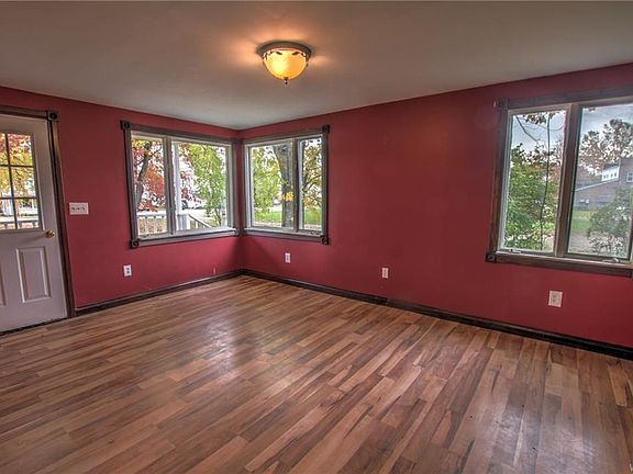 5th image of 615 Center St
