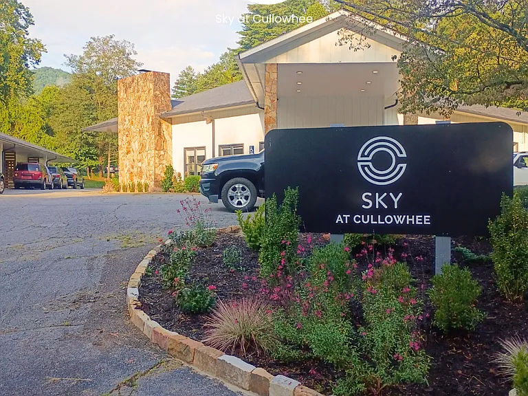 Sky at Cullowhee - Modern Living! - 50 % off First month — Photo 10