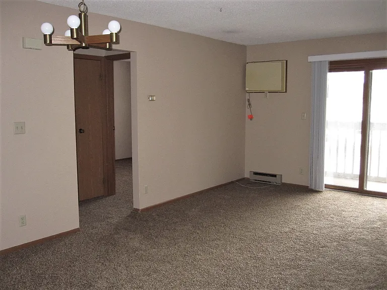 325 W 9th St #B — Photo 7