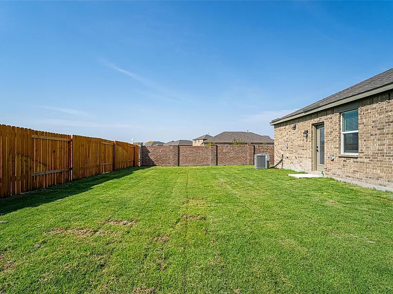 905 Calhoun Dr — Photo 12