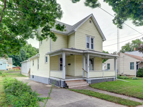 1019 Palmyra St, Dixon, IL 61021