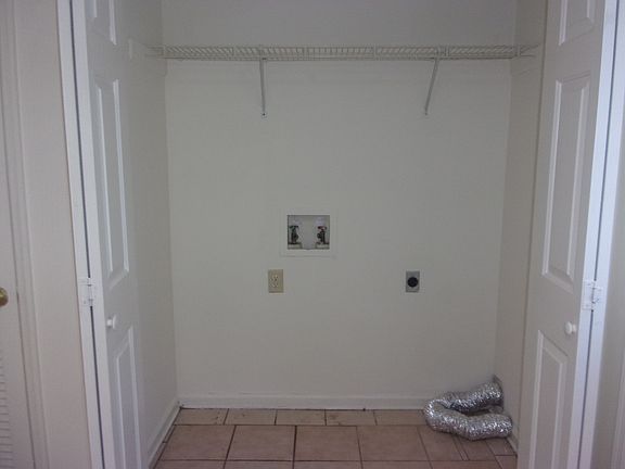 3rd image of 815 Meadowlane Dr APT B