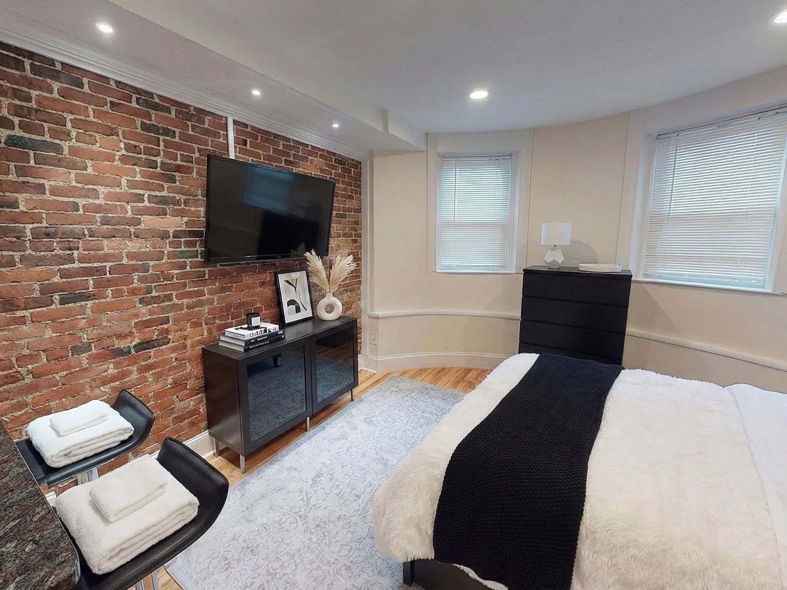 Studio, 550 sqft, $2,500 — Photo 1