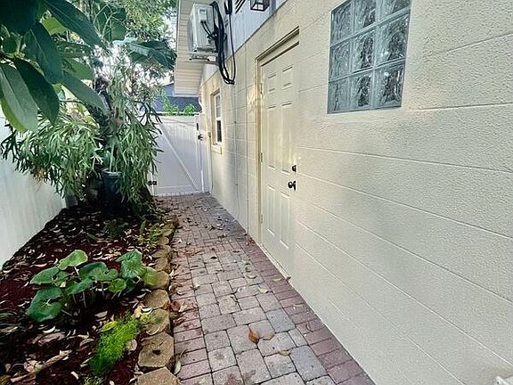 2nd image of 809A Vistabula St