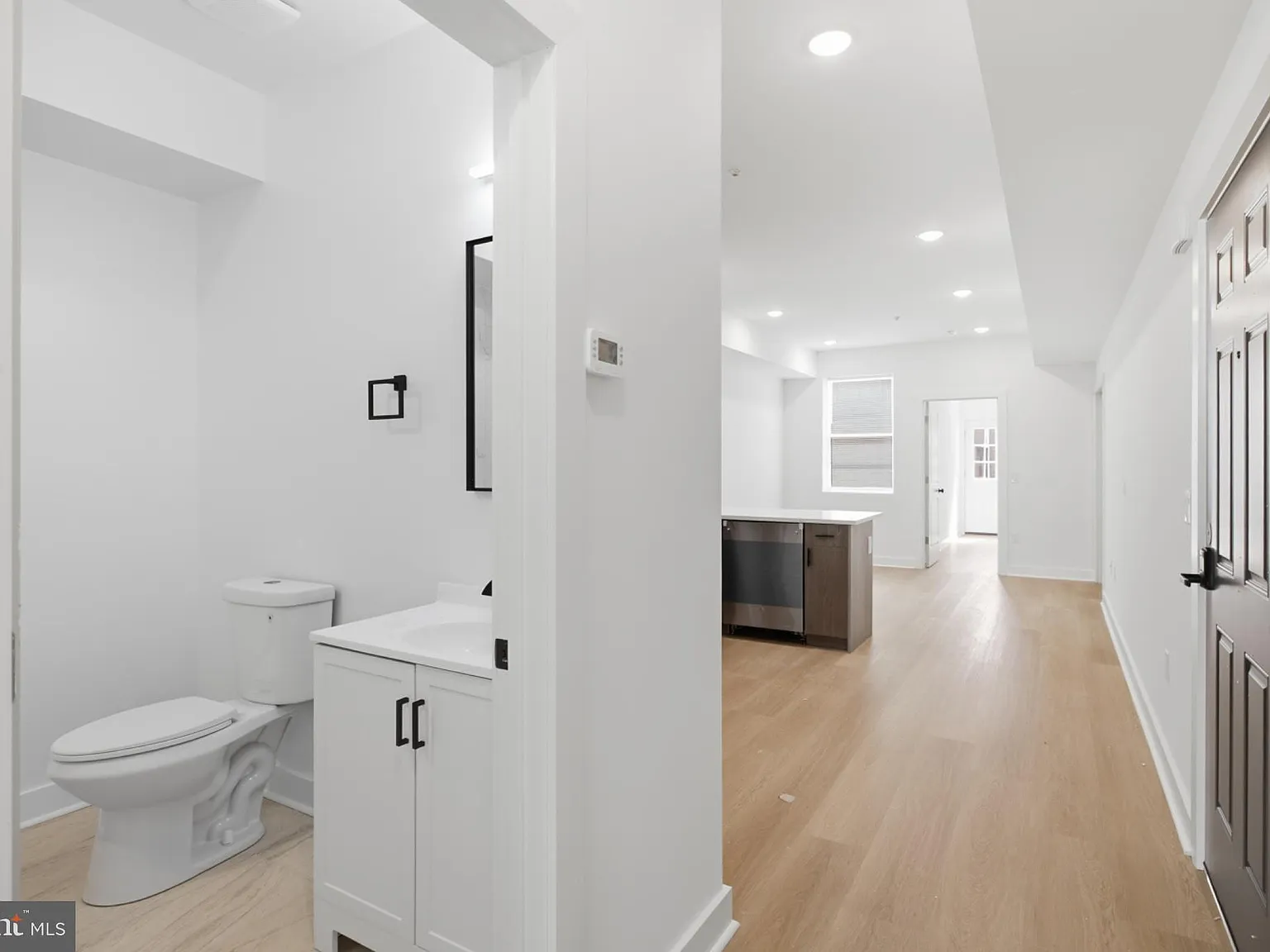 2 bed, 1.0 bath, $1,400 — Photo 4