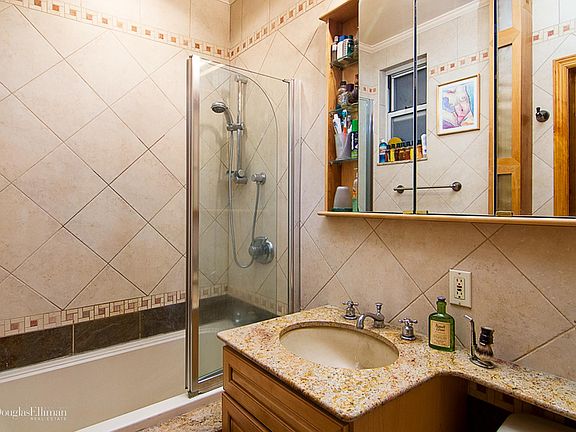 5th image of 20 Bethune St APT 2C