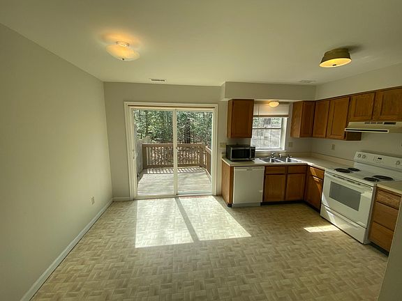 5th image of 16132 Clarence Ct
