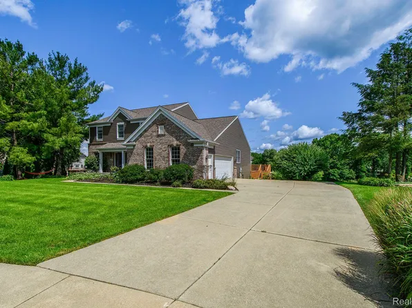 32 Fox Point Ct NE, Ada, MI 49301