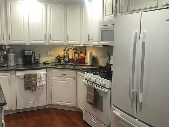 2nd image of 590 Woodmere Dr APT 6