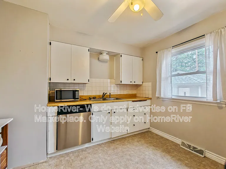 5418 N Maple St — Photo 3