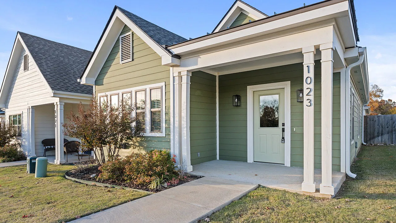 3 bed, 2.0 bath, 1723 sqft, $2,595 — Photo 2