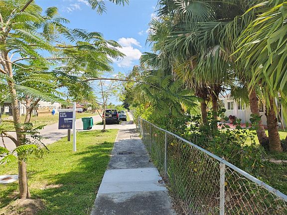 5th image of 496 SW 9th Ave