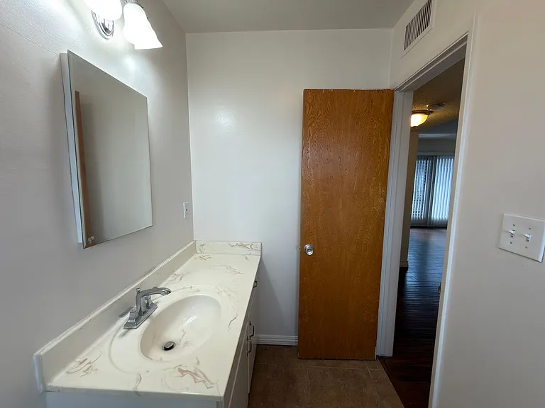 304 E Almond Ave — Photo 12