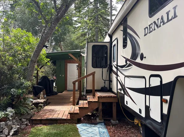 232 Horseshoe Bnd, Florence, OR 97439