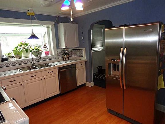 4th image of 2300 Leckie St