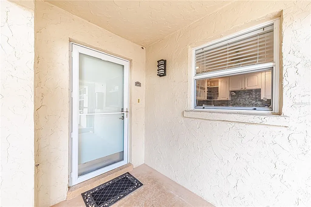 2 bed, 2.0 bath, 958 sqft, $4,000 — Photo 2
